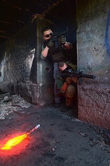 jugadores con réplicas en plena partida de airsoft