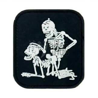 PARCHE PVC 3D 2 ESQUELETOS NEGRO-BLANCO
