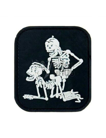 PARCHE PVC 3D 2 ESQUELETOS NEGRO-BLANCO